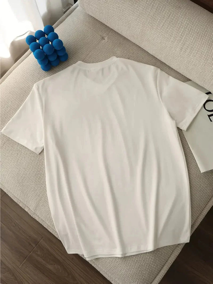 Schwarzes Herren V-Ausschnitt T-Shirt, Slim Fit, getragen von Model für Alltag und Freizeit.