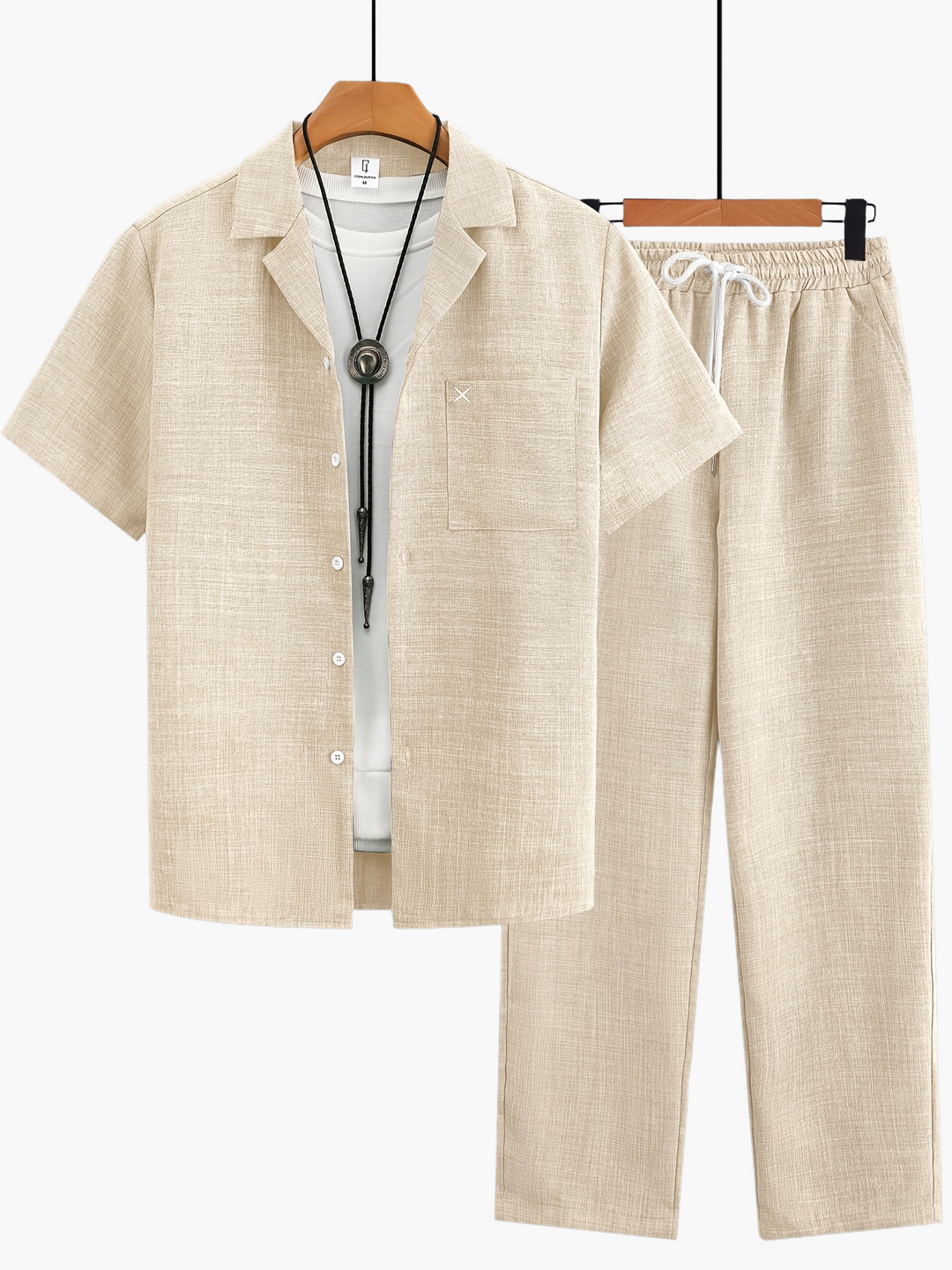 Edles Herren Set: Kurzarm Hemd & Freizeithose für stilvolle Sommermomente.