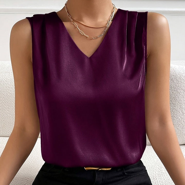 Klassische ärmellose Damenbluse mit tiefem V-Ausschnitt, vielseitig kombinierbar für einen eleganten Auftritt.