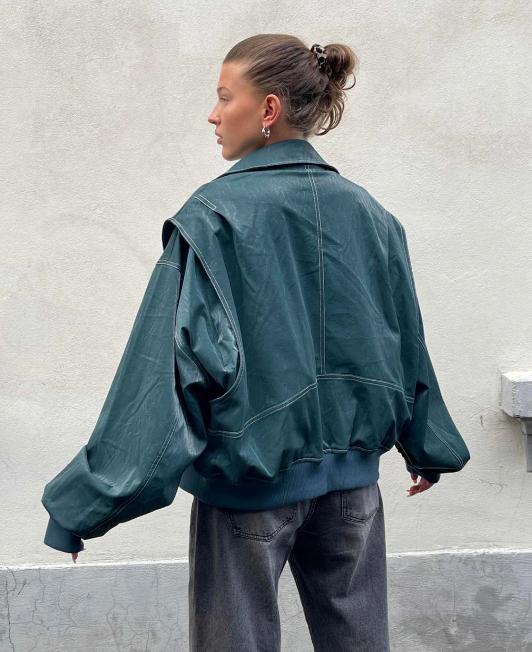 Model trägt grüne Damen Oversized Bomberjacke, bequeme Streetstyle Übergangsjacke für moderne Outfits.