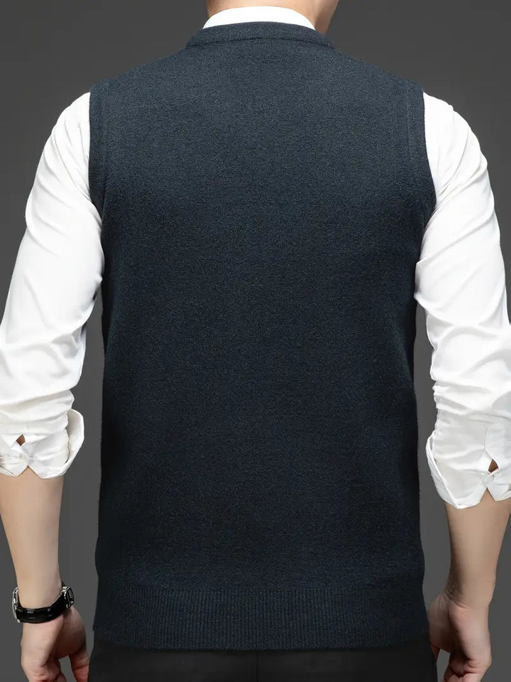 Modische Herren Strickweste mit V-Ausschnitt, Slim Fit, als ärmelloser Pullover für Männer.