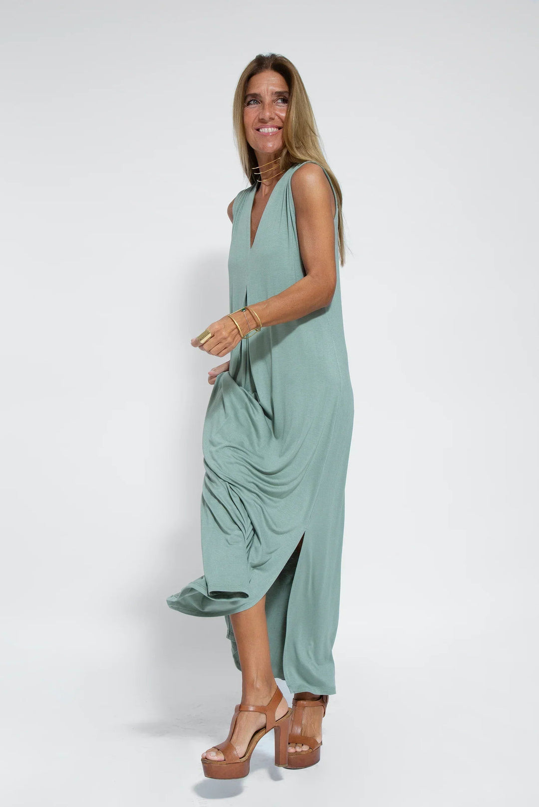 Luftiges, fließendes Damen Maxikleid mit tiefem V-Ausschnitt; ärmellos, unifarben, elegant für den Sommer.