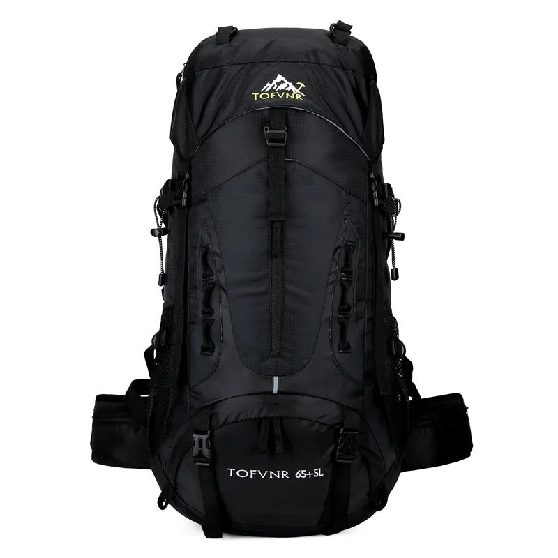 Detail des robusten 45L Outdoor-Rucksacks AquaTrek, ideal für Wandern & Reisen.