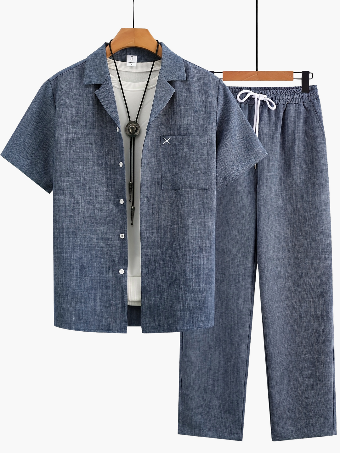 Entspanntes Herren Outfit: Komfortables Hemd-Hose-Set für Urlaub & Freizeit.