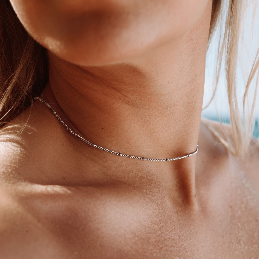 Schicke Damen Kugelkette, perfekt als Choker, wasserfest, hypoallergen & verstellbar für optimalen Sitz.
