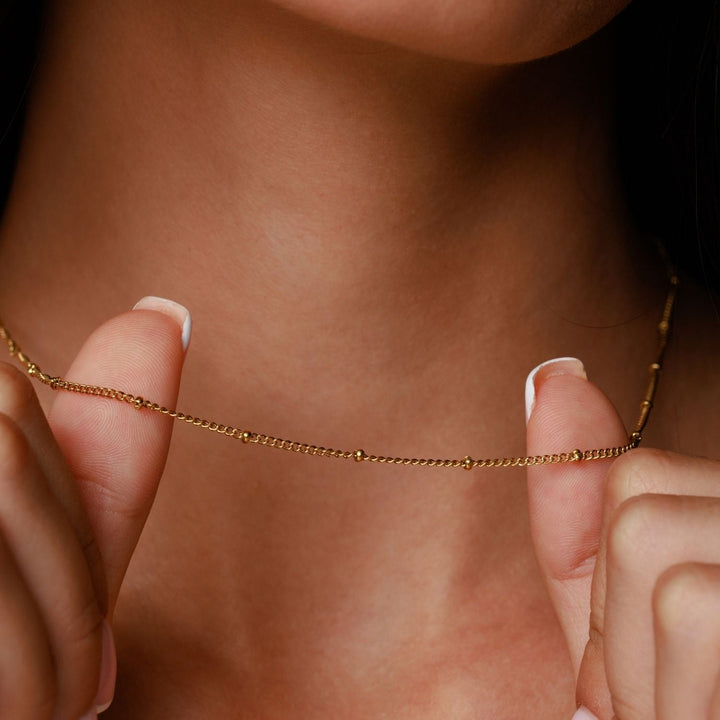 Damen Kugelkette Choker, verstellbar, wasserfest & hypoallergener Edelstahlschmuck für stilvolle Frauen.