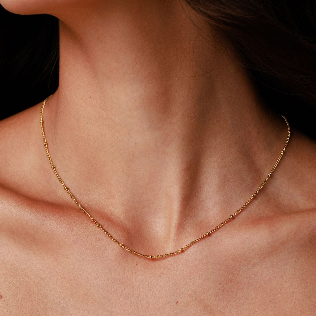Elegante verstellbare Damen Kugelkette, Choker-Länge, wasserfest und hautverträglich, ideal für den Alltag.