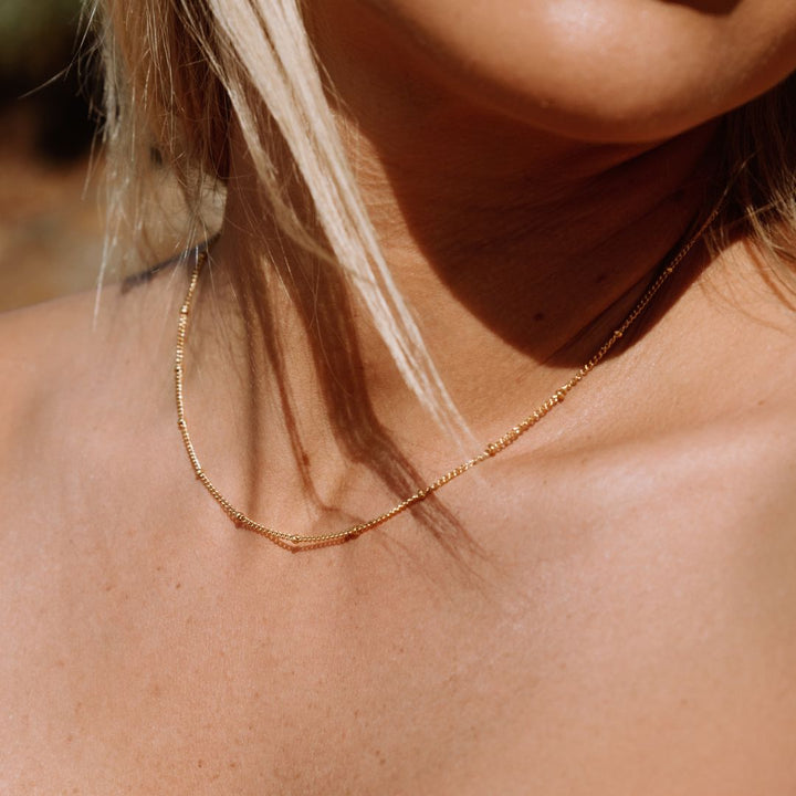 Minimalistische Damen Halskette Choker, aus wasserfestem und hypoallergenem Edelstahl in Gold oder Silber.