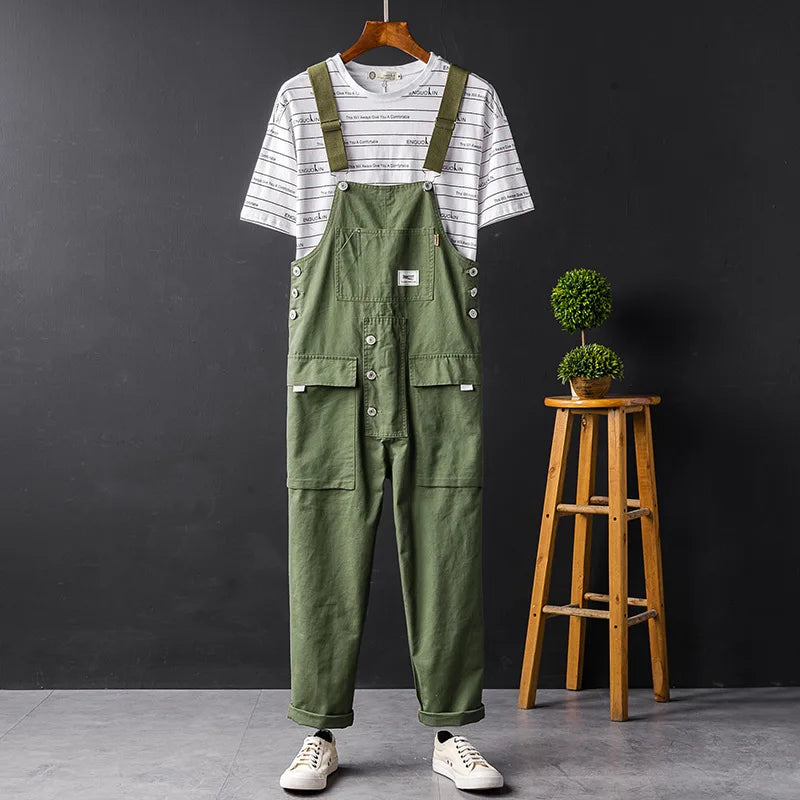Grüne Baggy Unisex Latzhose für den Herbst. Lockerer Overall mit vielen Taschen für entspannte Tage.