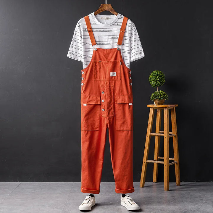 Trendige Unisex Latzhose in Gelb. Einfarbiger Overall mit entspanntem Schnitt, ideal für den urbanen Herbst-Look.