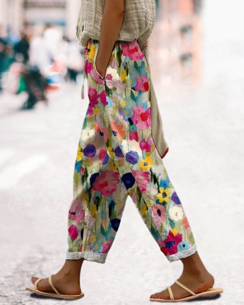 Moderne Damen Blumenprint Hose für Frühling & Sommer, mit praktischen Taschen und bequemem Relaxed Fit.