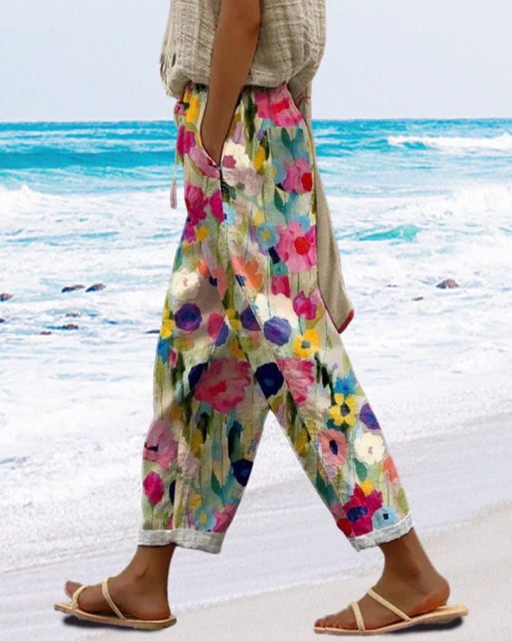 Entspannte Damen Sommerhose mit Blumenprint, bequemem Schnitt und Kordelzug – perfekt für jede Gelegenheit.