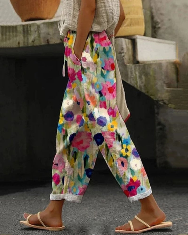 Bequeme Damen Freizeithose mit stilvollem Blumenprint, lockerem Schnitt & Kordelzug für entspannte Looks.