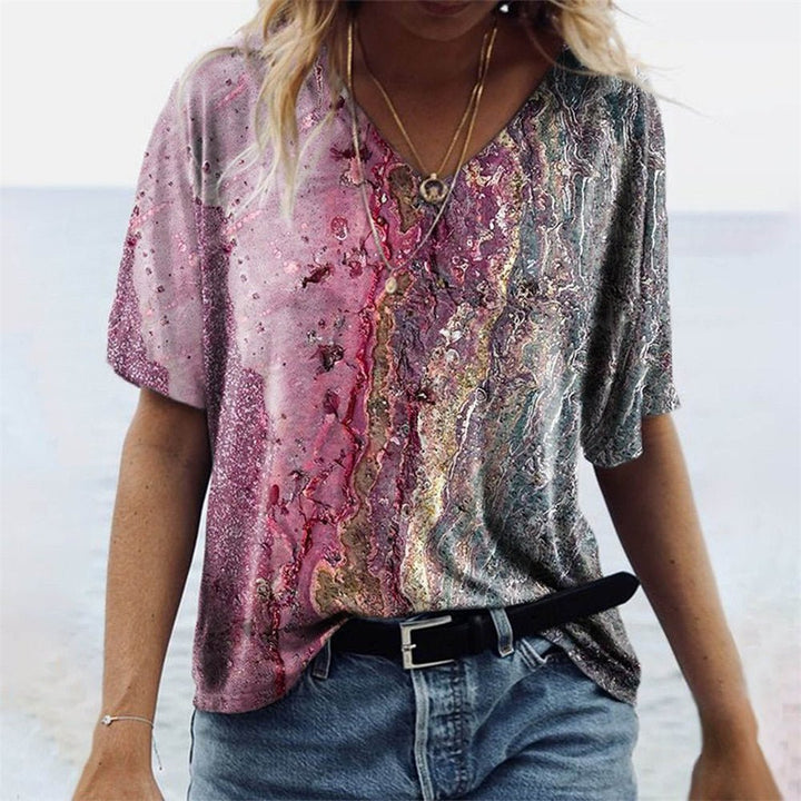 Vielseitiges Damen T-Shirt mit Marmormuster. Relaxed Fit, Kurzarm, V-Ausschnitt. Perfekt für Freizeit, Strand oder Alltag.