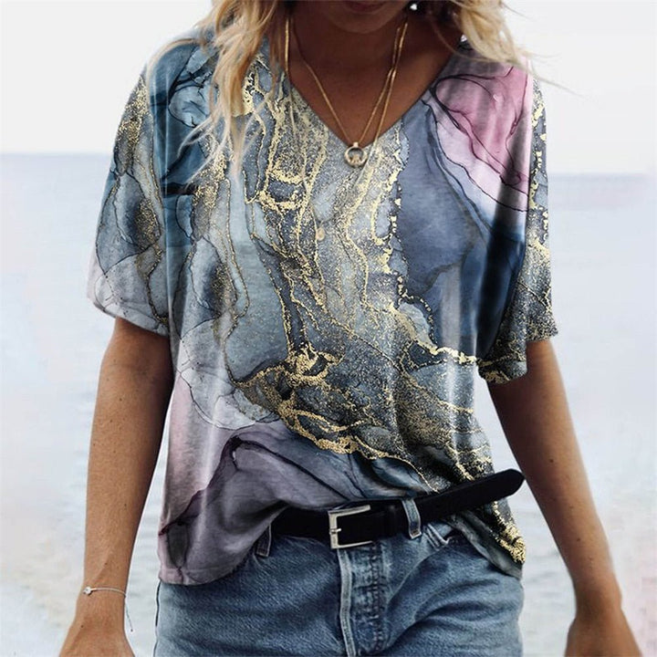Bestseller Damen T-Shirt mit Marmormuster. Relaxed Fit, V-Ausschnitt & Kurzarm im Boho-Stil für Sommer & Alltag.