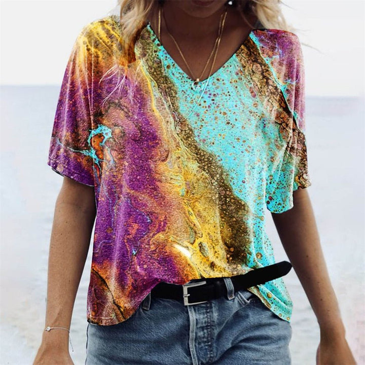 Damen Sommer T-Shirt mit elegantem Marmormuster. Kurzarm, V-Ausschnitt, Relaxed Fit – ideal für Alltag & Freizeit.
