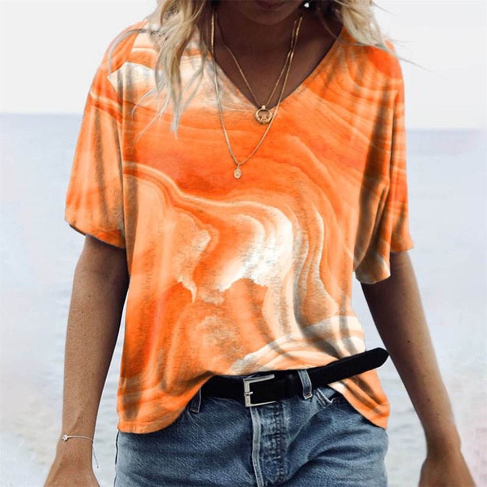 Trendiges Damen T-Shirt mit ausgefallenem Marmormuster. Relaxed Fit, Kurzarm & V-Ausschnitt. Perfekt für Freizeitmode.