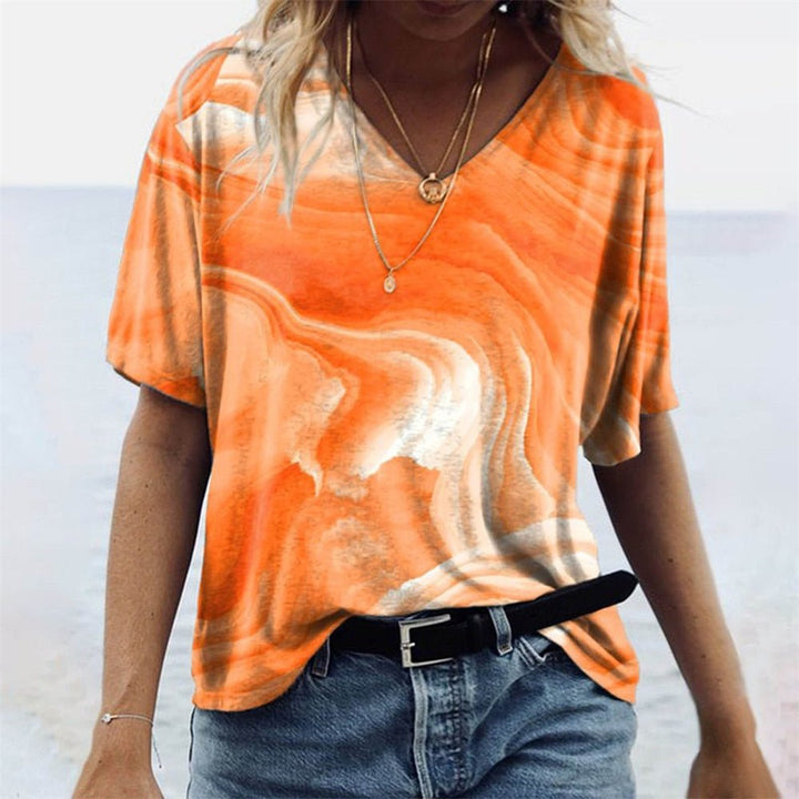 Trendiges Damen T-Shirt mit ausgefallenem Marmormuster. Relaxed Fit, Kurzarm & V-Ausschnitt. Perfekt für Freizeitmode.