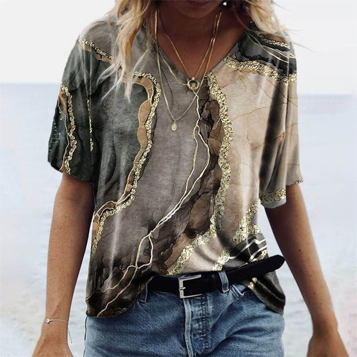 Elegantes Damen Freizeit T-Shirt mit einzigartigem Marmormuster. Relaxed Fit, Kurzarm & V-Ausschnitt – lässig & chic.