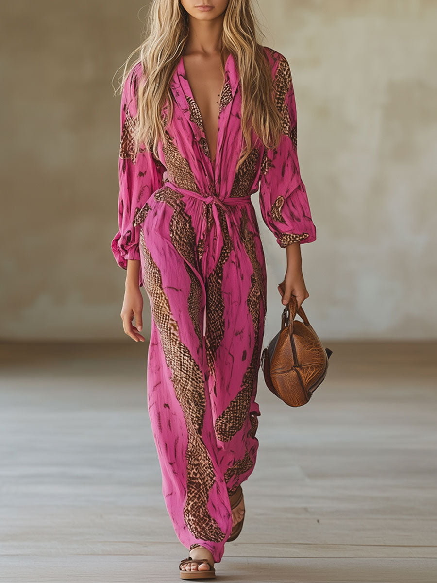 Rosa Damen Jumpsuit mit Leopardenmuster, Langarm und Gürtel. Modischer Overall für elegante Anlässe oder Freizeit.