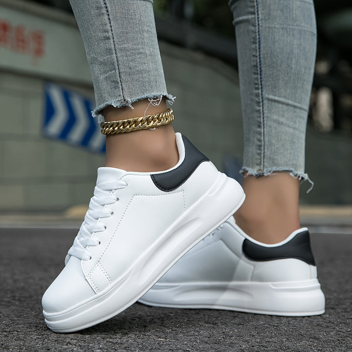 Orthopädische weiße Damen-Turnschuhe, bequem und stilvoll, ideal als Alltagsschuh.