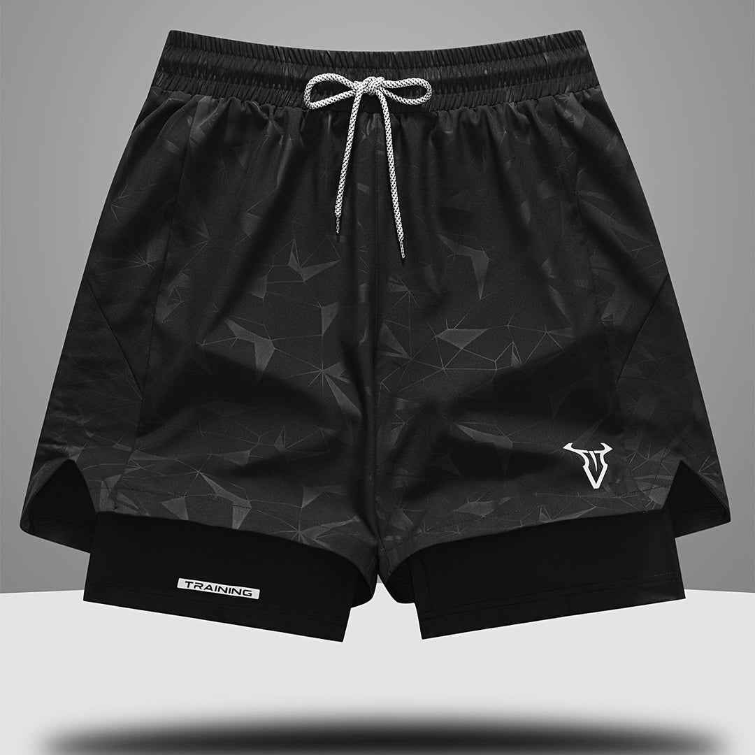 Sportliche Herren Trainingsshorts. Modell trägt kurze Hose für Fitness, Laufen & sommerliche Freizeit.