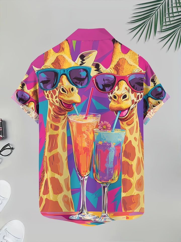 Bequemes Herren Sommerhemd im Hawaii-Stil. Mit auffälligem Giraffen- & Cocktail-Design, perfekt für Freizeit & Strand.