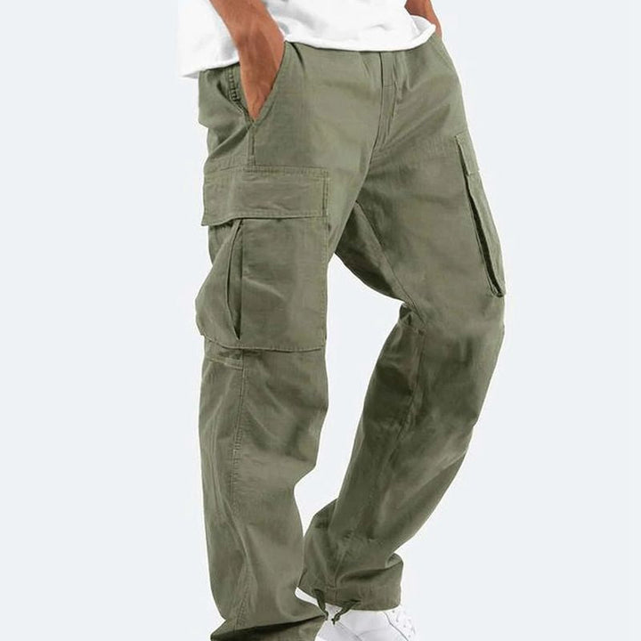 Gefaltete, robuste Herren Cargohose mit vielen Taschen, Regular Fit, bequem & flexibel für jede Aktivität.