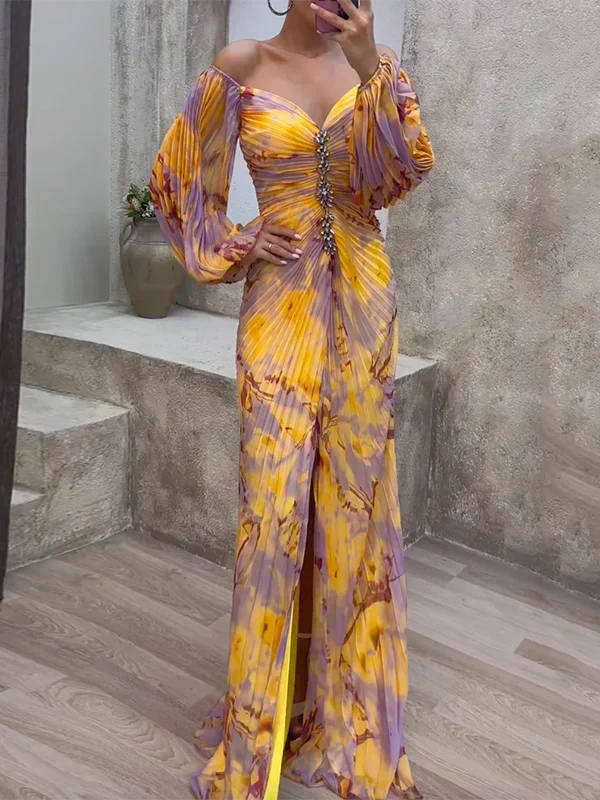 Gelbes elegantes Damen Plissee Maxikleid, schulterfrei mit Schmetterlingsärmeln und V-Ausschnitt, ideal für den Sommer.