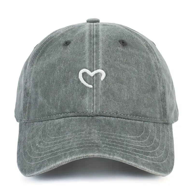 Stilvolle Damen Kappe mit Herzstickerei, ideal für Freizeit & Sommer. Bequemes Mode Accessoire.