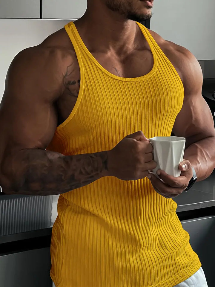 Gelbes Slim Fit Herren Tanktop, modern & ärmellos, perfekt für Sport & sommerliche Freizeit. Hoher Komfort.
