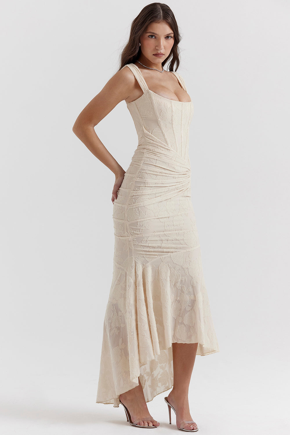 Modernes Damen Festkleid, gerafft, als langes Hochzeitsgastkleid oder Abendkleid.