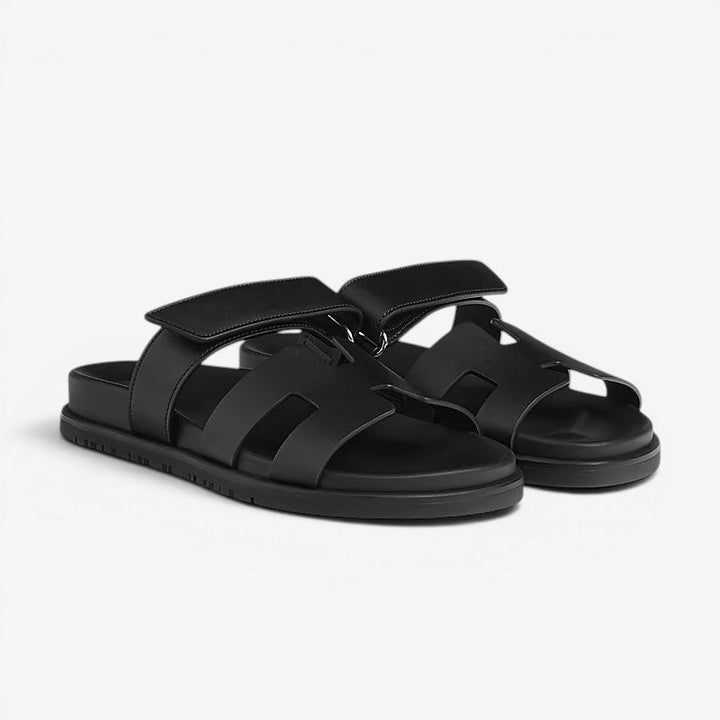 Bequeme Damen Pantoletten mit Riemen, flach, für entspannte Tage und Freizeit.