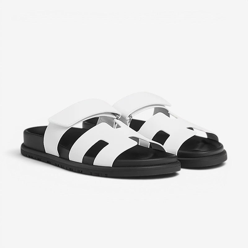 Sommerliche Damen Sandalen mit Kreuzriemen, flach, ideal für Spaziergänge.