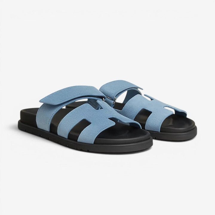 Bequeme flache Damen Sandalen mit verstellbaren Riemen für optimalen Halt.