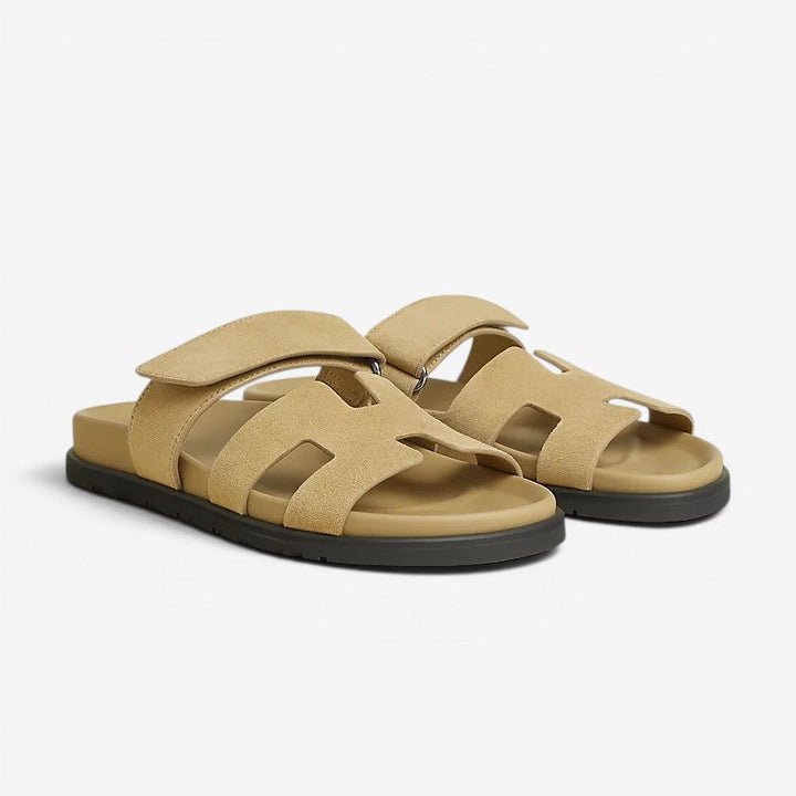 Minimalistische Damen Sandalen mit Riemen, flach & chic, für den modernen Look.