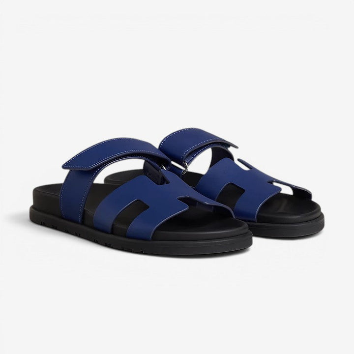 Modische Sommerschuhe: Damen Sandalen mit Riemen, flache Sohle, runde Zehen.