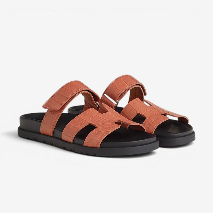 Feminine Damen Pantoletten mit Riemen, flach und komfortabel, für den Sommerurlaub.