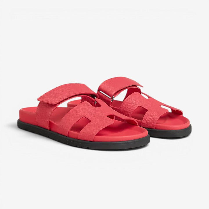 Schicke Slip-On Sandalen für Damen, mit eleganten Riemen und flacher Sohle.