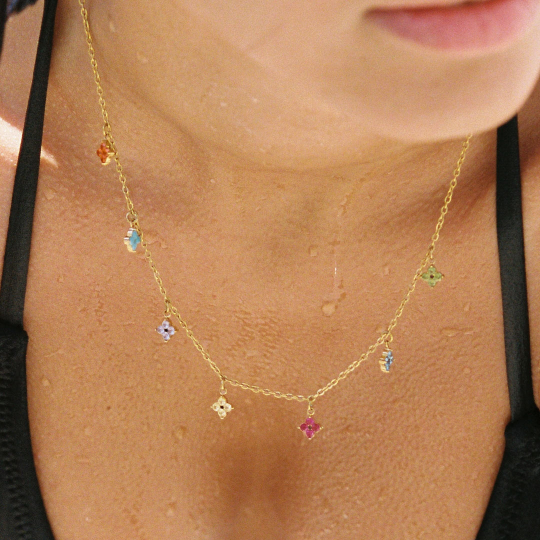 Filigrane Damen Choker Halskette aus Gold mit zarten Blumen und funkelnden Zirkonia Steinen. Eleganter Damenschmuck.