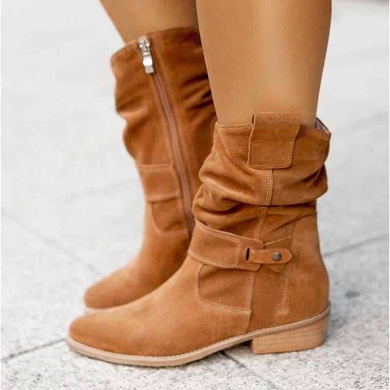 Ansicht des niedrigen Absatzes der eleganten Damen Ankle Boots, ideal für Komfort & Stil im Alltag.
