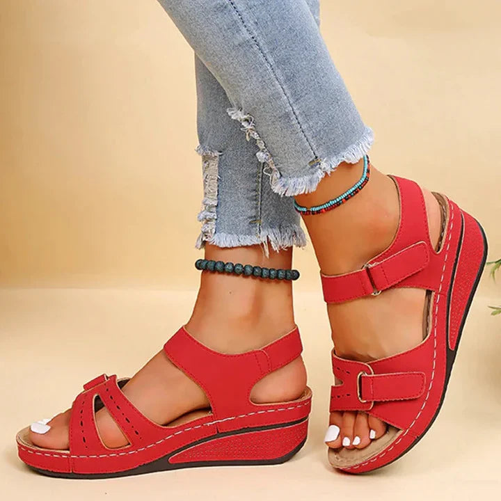 Slip-On Damensandalen für den Sommer, orthopädisch, mit optimaler Fußgewölbeunterstützung.