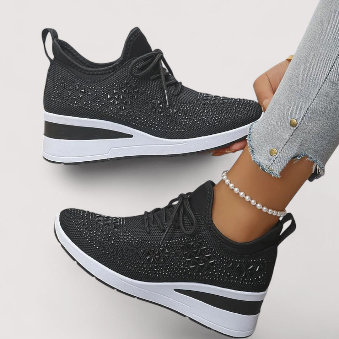 Weiße Schnürsenkel der bequemen Damen Glitzer Sneaker. Detailreich, stilvoll & leicht.