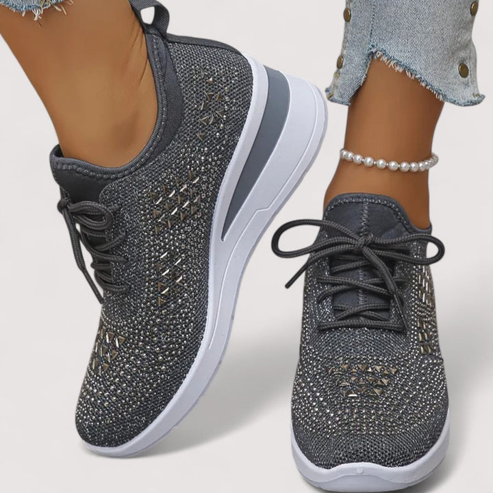 Leichte Damen Glitzer Sneaker in Bewegung, ideal für aktive Frauen im Alltag. Atmungsaktiv.