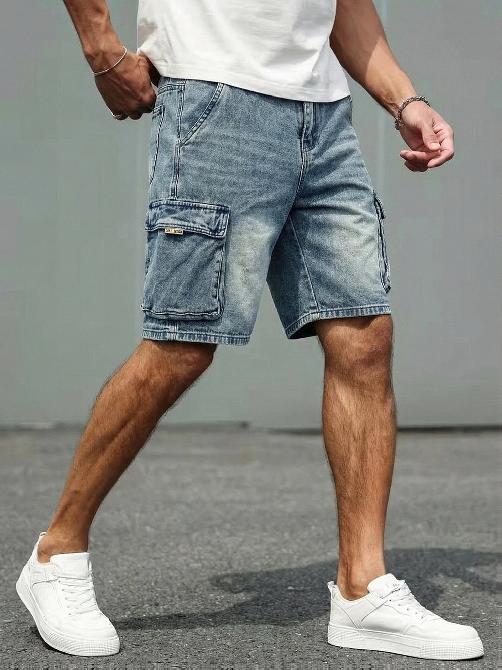 Moderne Herren Cargo Shorts für lässige Sommer-Outfits. Komfortabel, robust & stylisch für Freizeit und Outdoor-Aktivitäten.