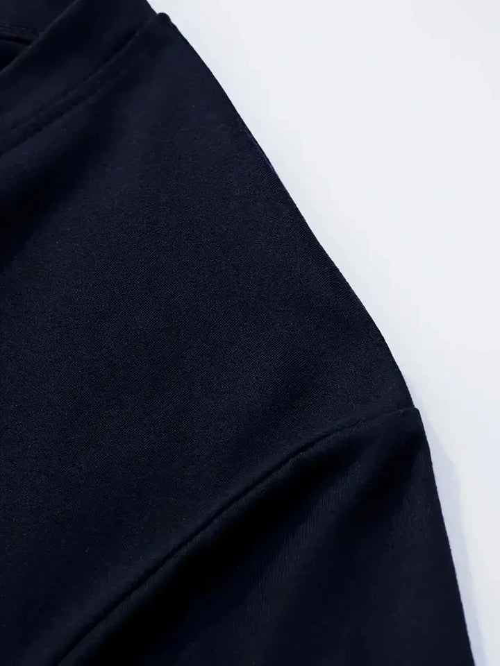 Model trägt schwarzes Herren V-Ausschnitt T-Shirt, Slim Fit, lässige Herren Mode.