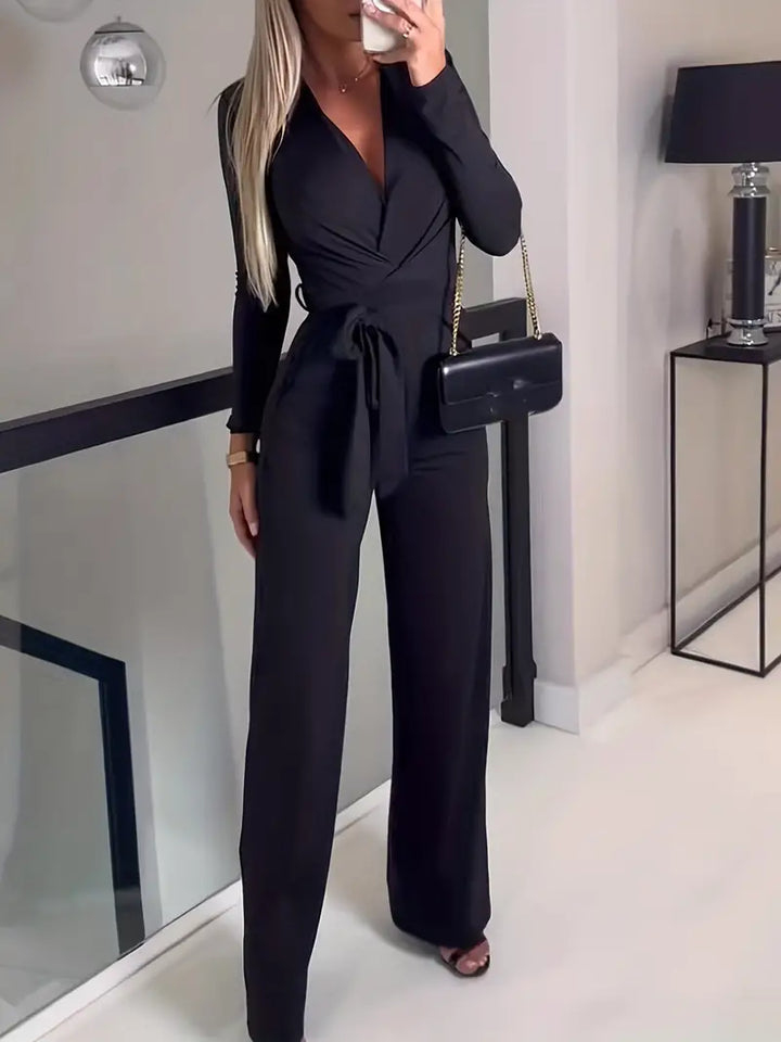 Zeitloser Damen Jumpsuit, ideal als Abendmode oder festliche Kleidung, mit V-Ausschnitt und Gürtel.