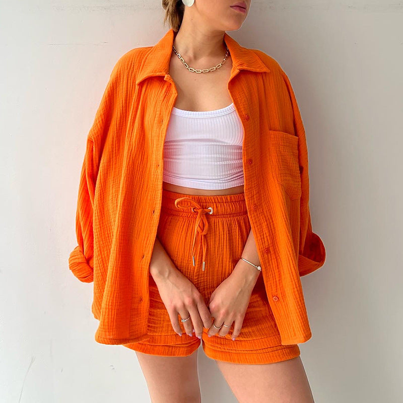 Sommerliches Lamias Set: Lässiges dreiteiliges Damenoutfit mit Hemd, Top und Kurzehose.