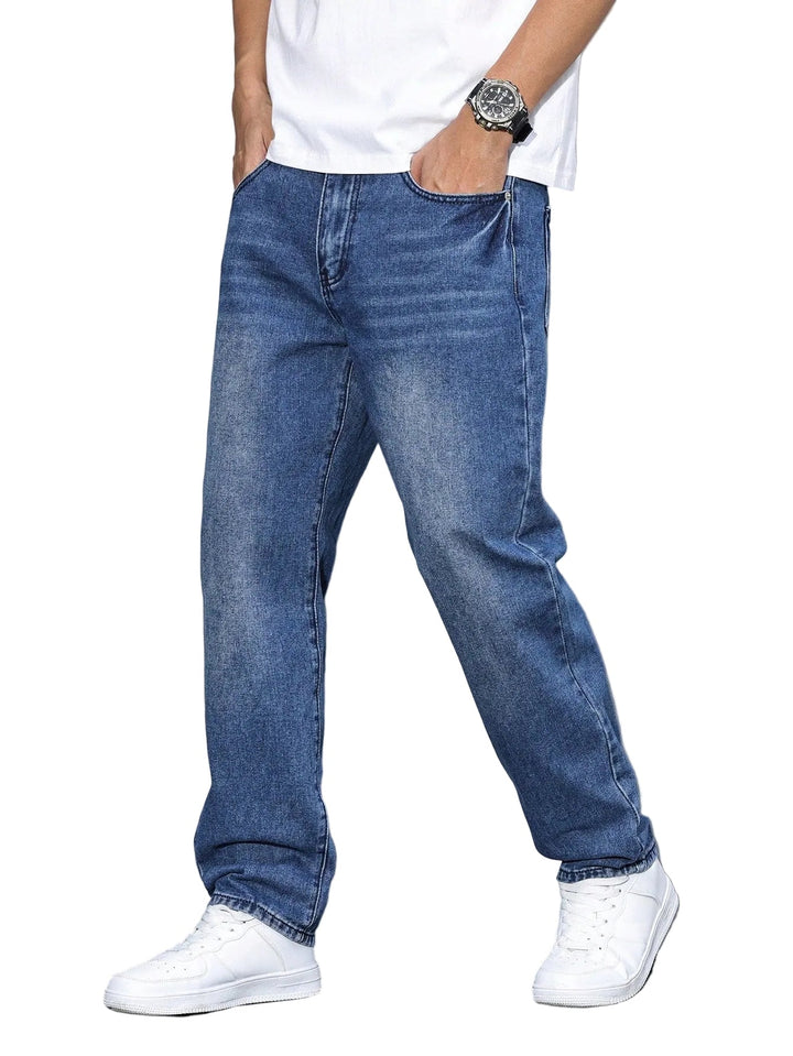 Sauber gefaltete, klassische Herren Straight Leg Jeans aus Denim. Alltagstauglich & modisch.