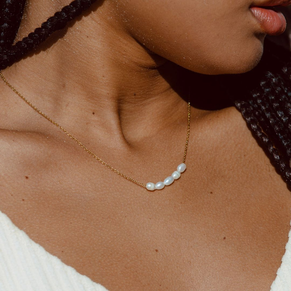 Elegante Goldkette für Damen aus wasserfestem Edelstahl, verziert mit 5 schimmernden Süßwasserperlen.